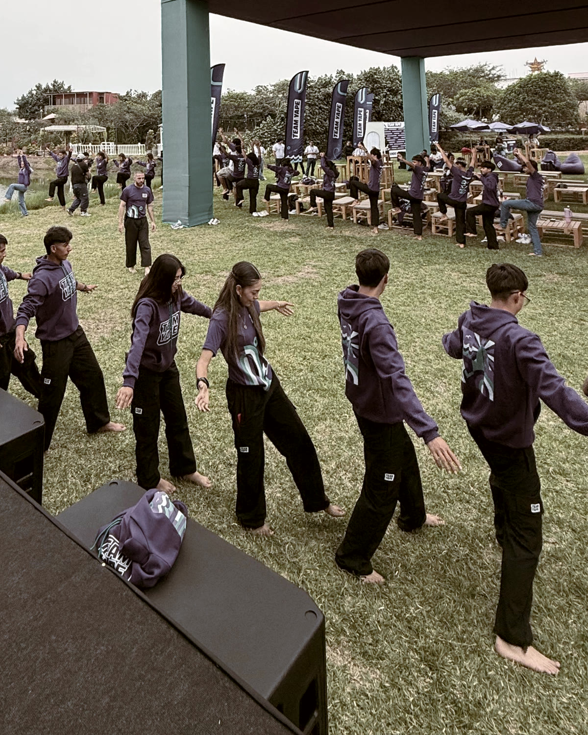 El Team Yape de atletismo y surf practica movimientos de Taichi al aire libre, guiado por Rodri