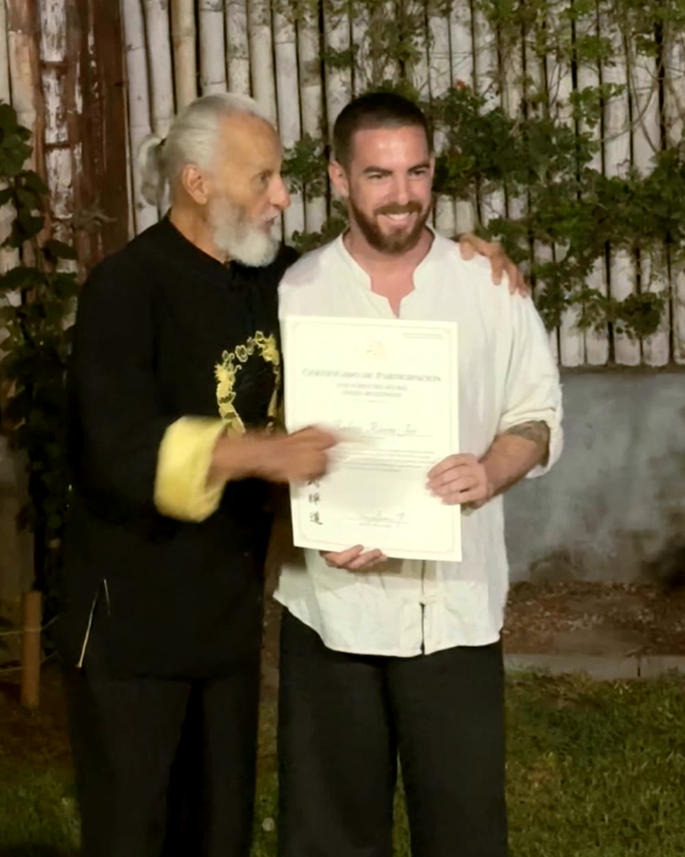 Rodri junto a su maestro Wayo Salas, sosteniendo un certificado
